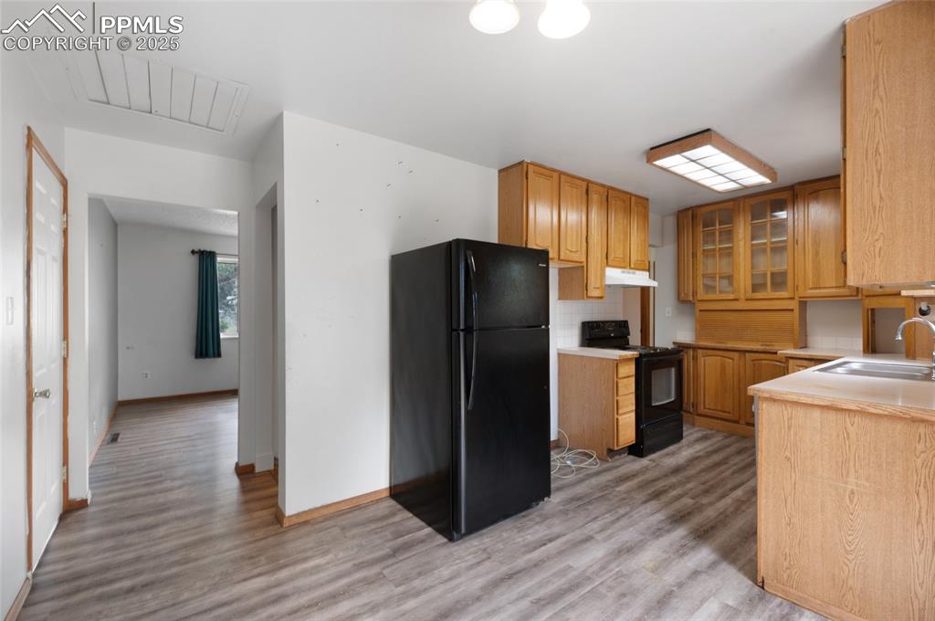 Image 13 of 39: Kitchen