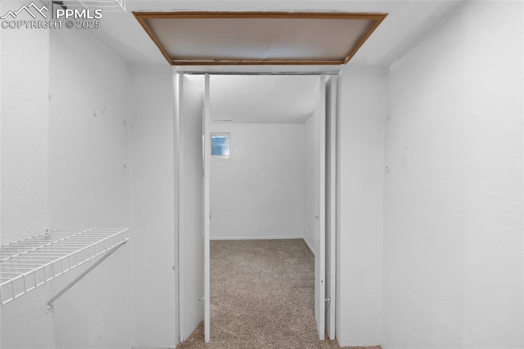 Image 31 of 39: Closet