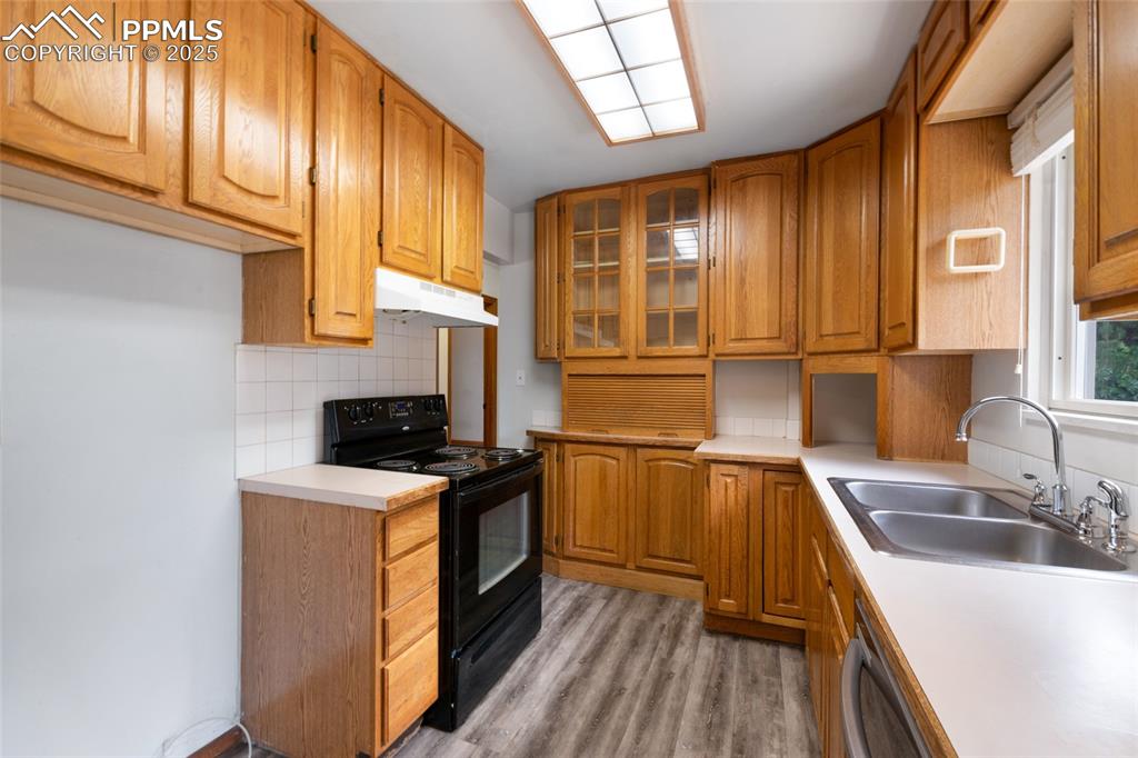 Image 9 of 39: Kitchen