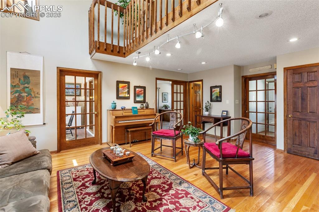 Image 10 of 50: Sitting Room