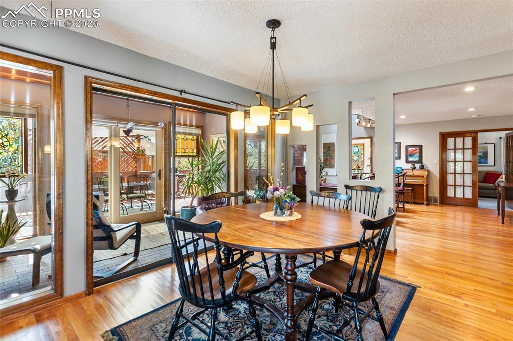 Image 14 of 50: Dining Area