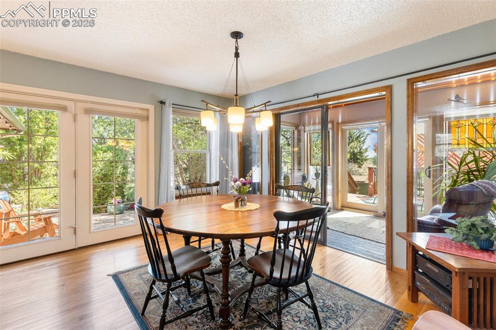 Image 15 of 50: Dining Area