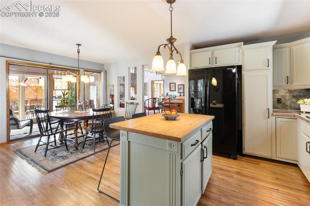 Image 16 of 50: Kitchen