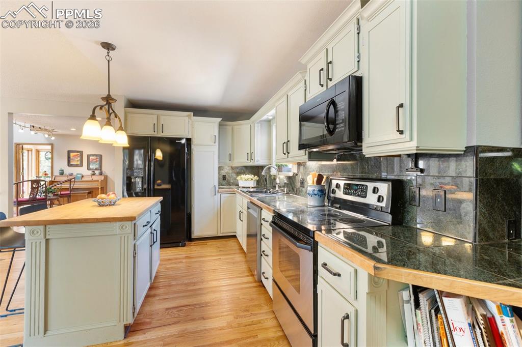 Image 17 of 50: Kitchen