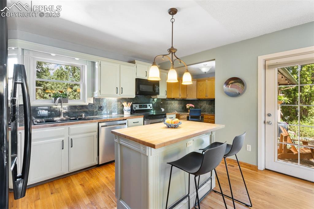 Image 18 of 50: Kitchen