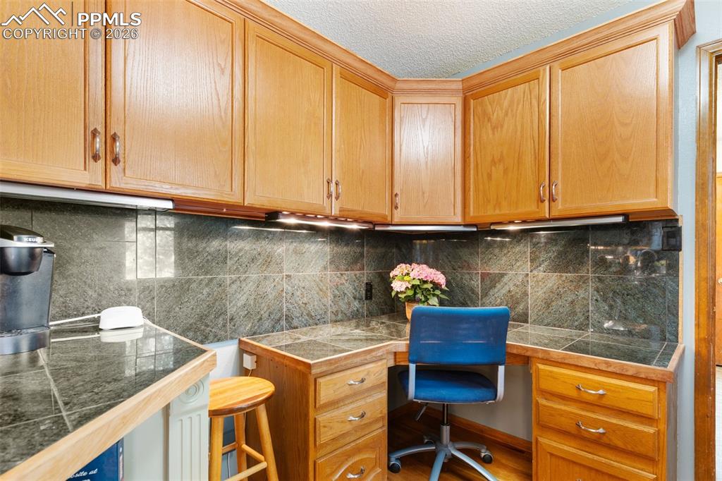 Image 19 of 50: Office