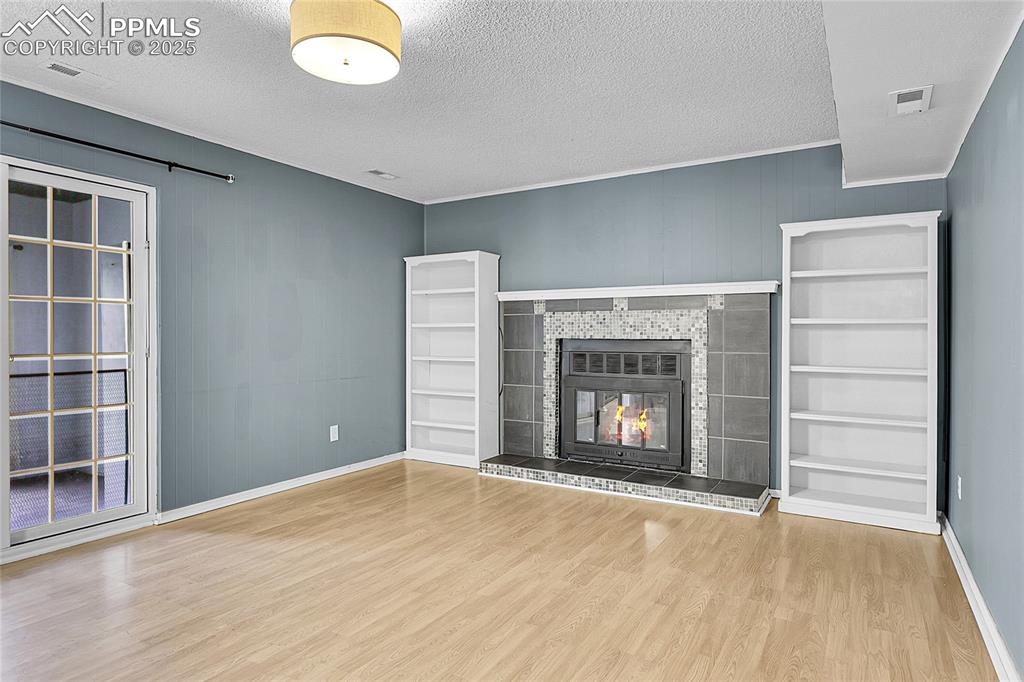 Image 11 of 27: Living Room