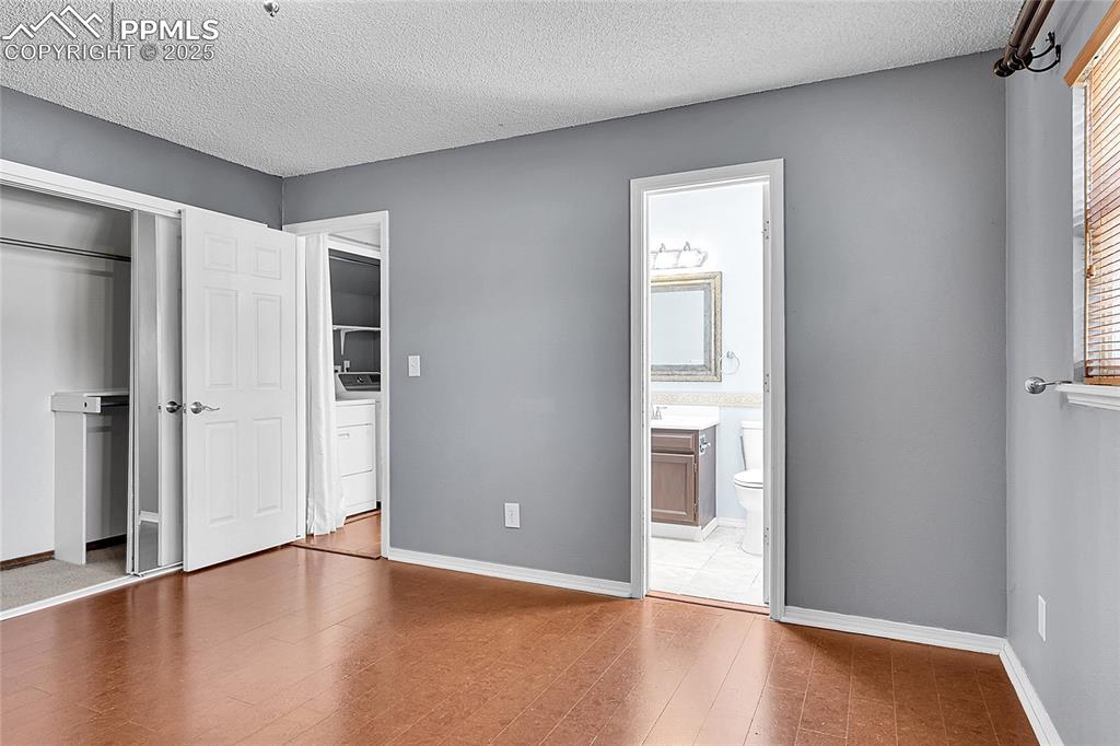 Image 14 of 27: Bedroom