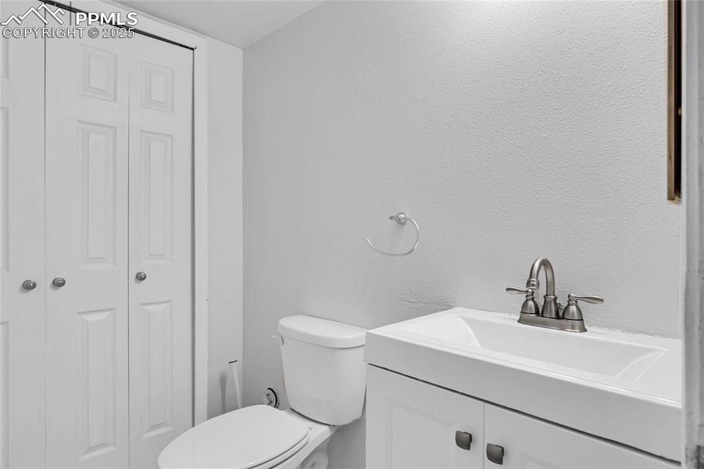 Image 15 of 27: Bathroom