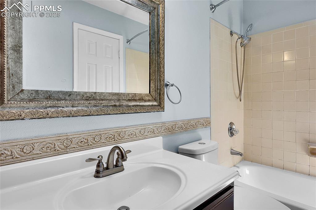 Image 19 of 27: Bathroom