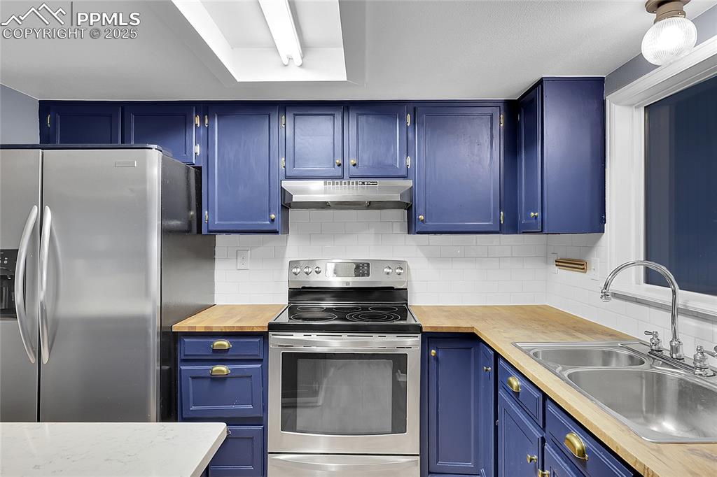 Image 6 of 27: Kitchen