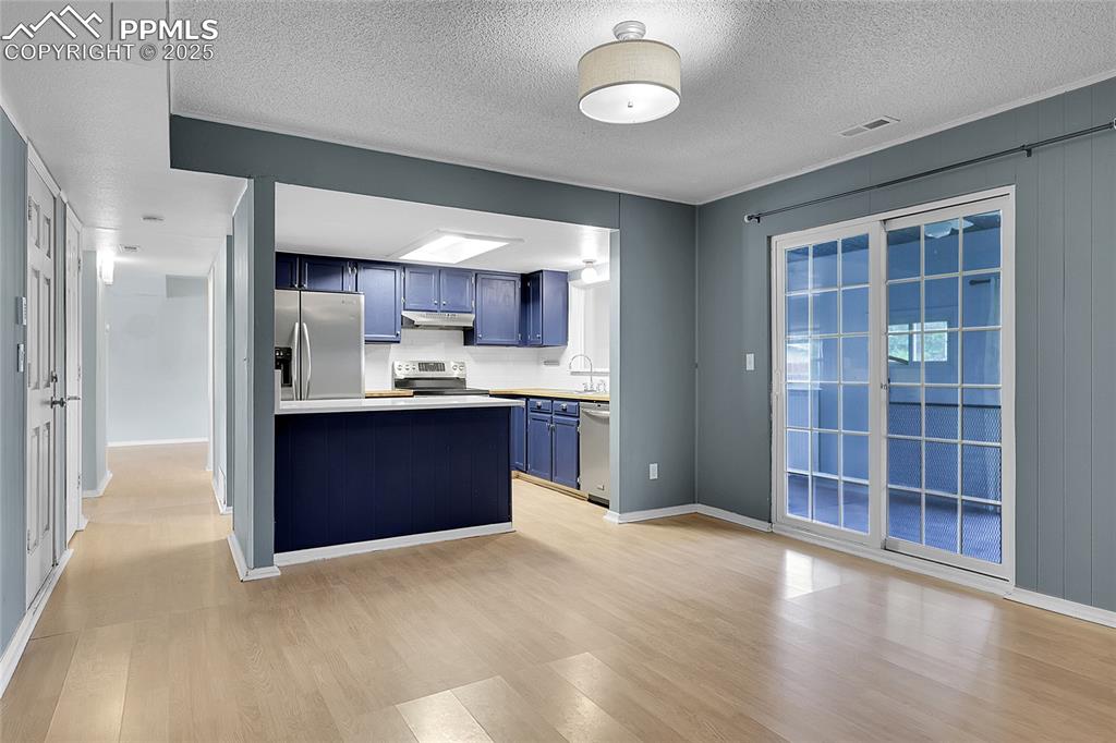 Image 7 of 27: Kitchen