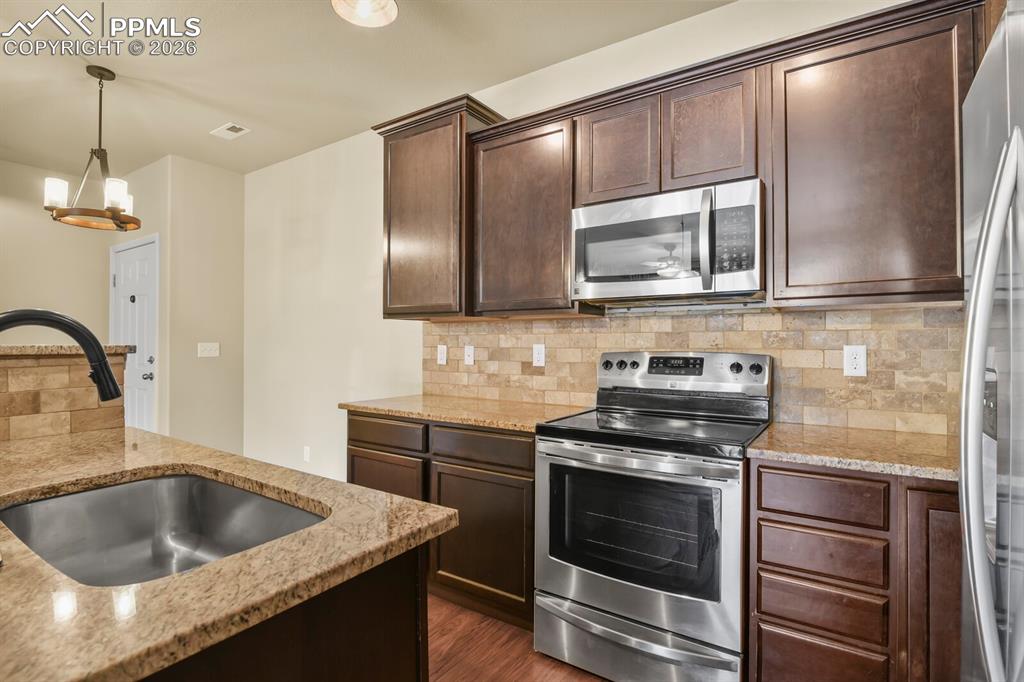Image 10 of 27: Kitchen