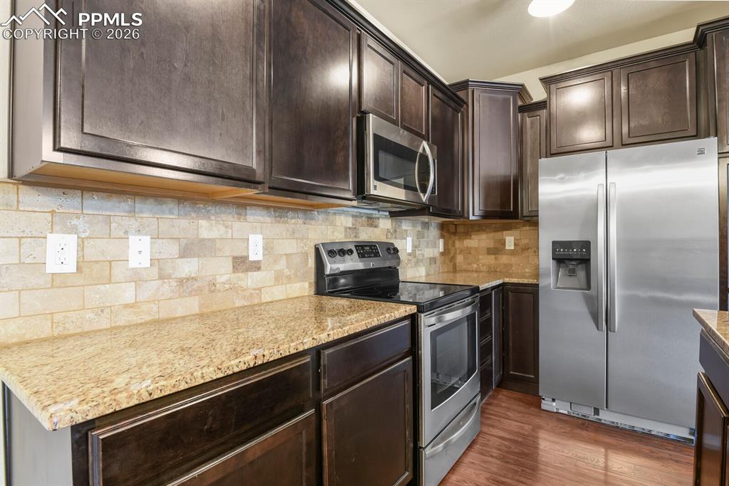 Image 13 of 27: Kitchen