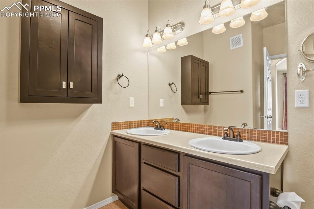 Image 19 of 27: Bathroom