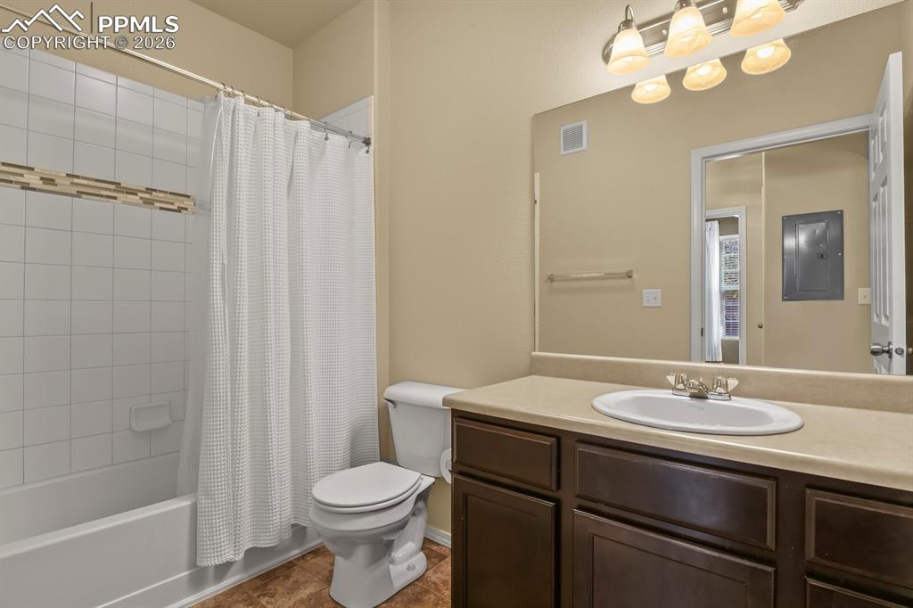 Image 23 of 27: Bathroom