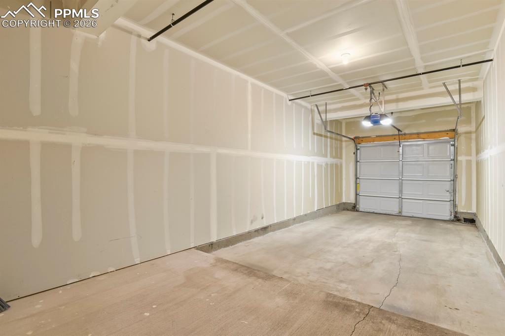 Image 25 of 27: Oversized garage 