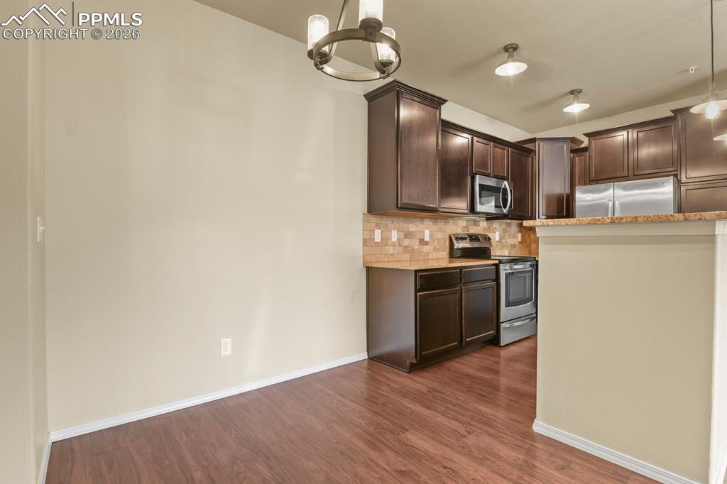 Image 9 of 27: Kitchen