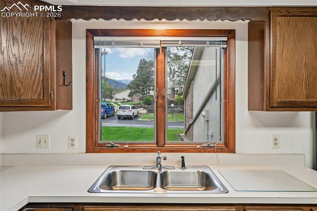 Image 12 of 30: Kitchen