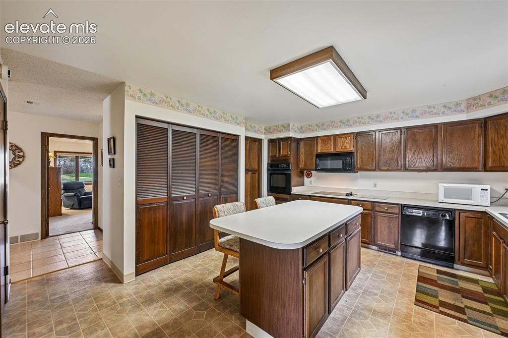 Image 12 of 30: Breakfast bar