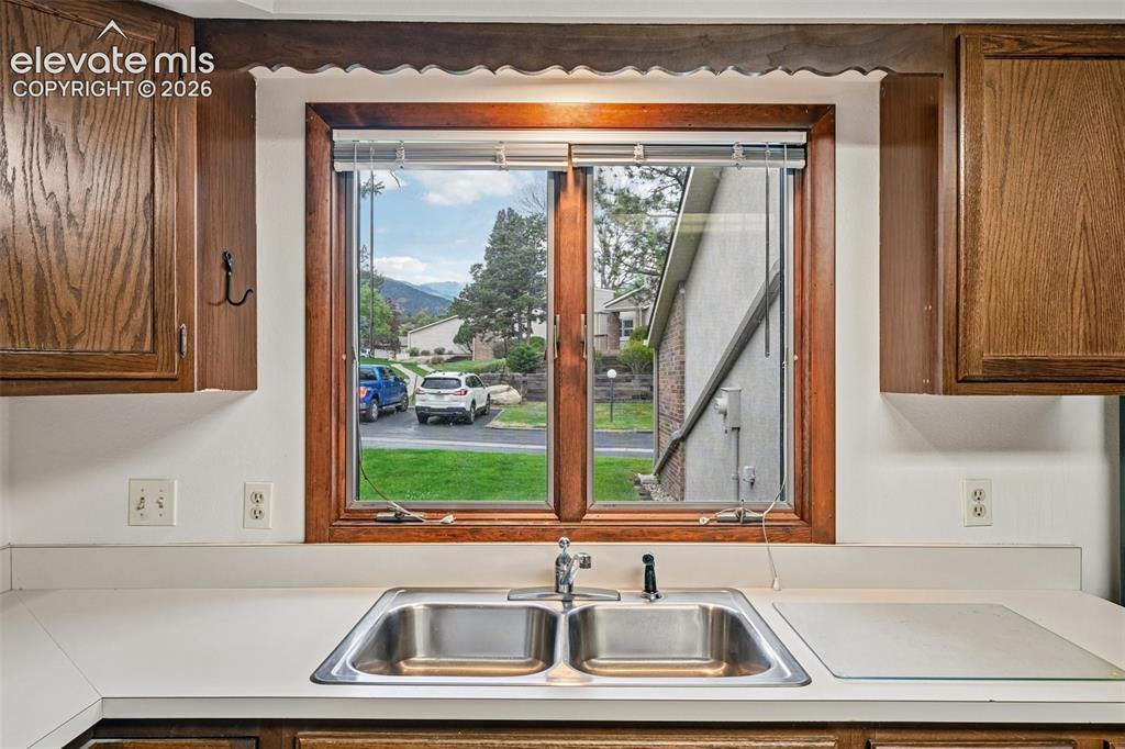 Image 14 of 30: Kitchen