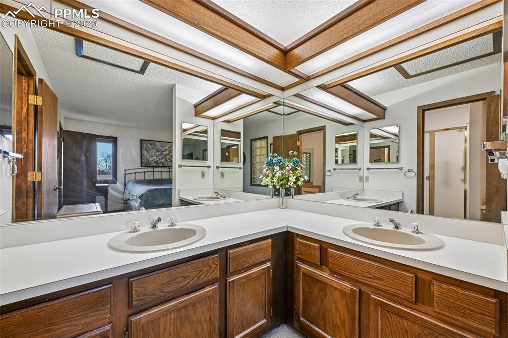 Image 16 of 30: Double Vanity