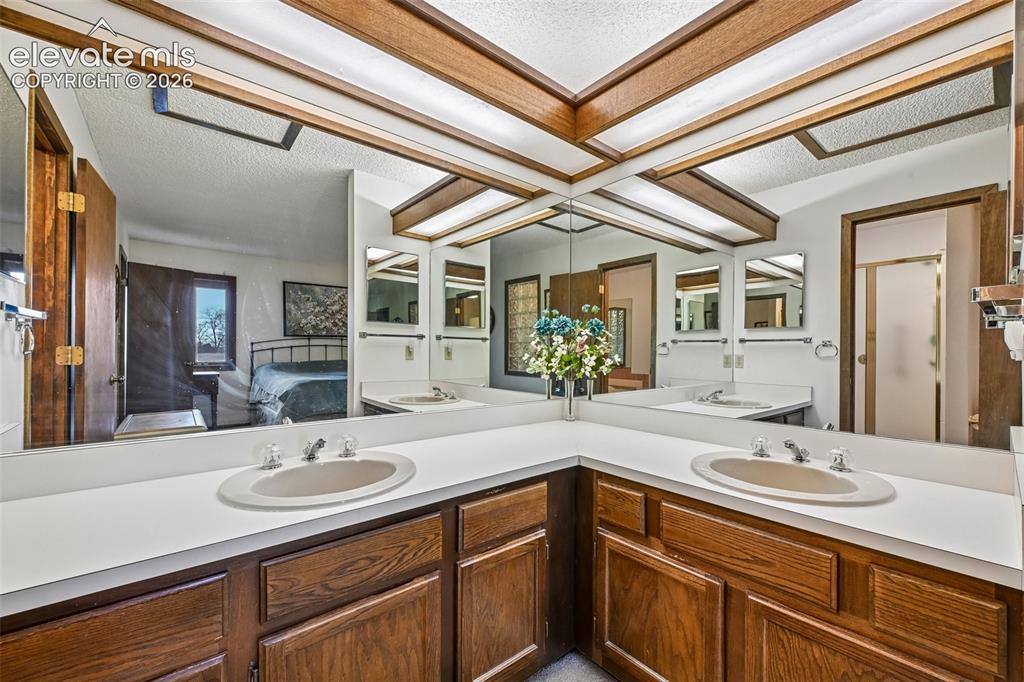 Image 18 of 30: Double Vanity