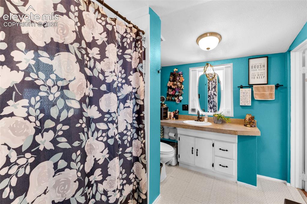 Image 13 of 27: Bathroom