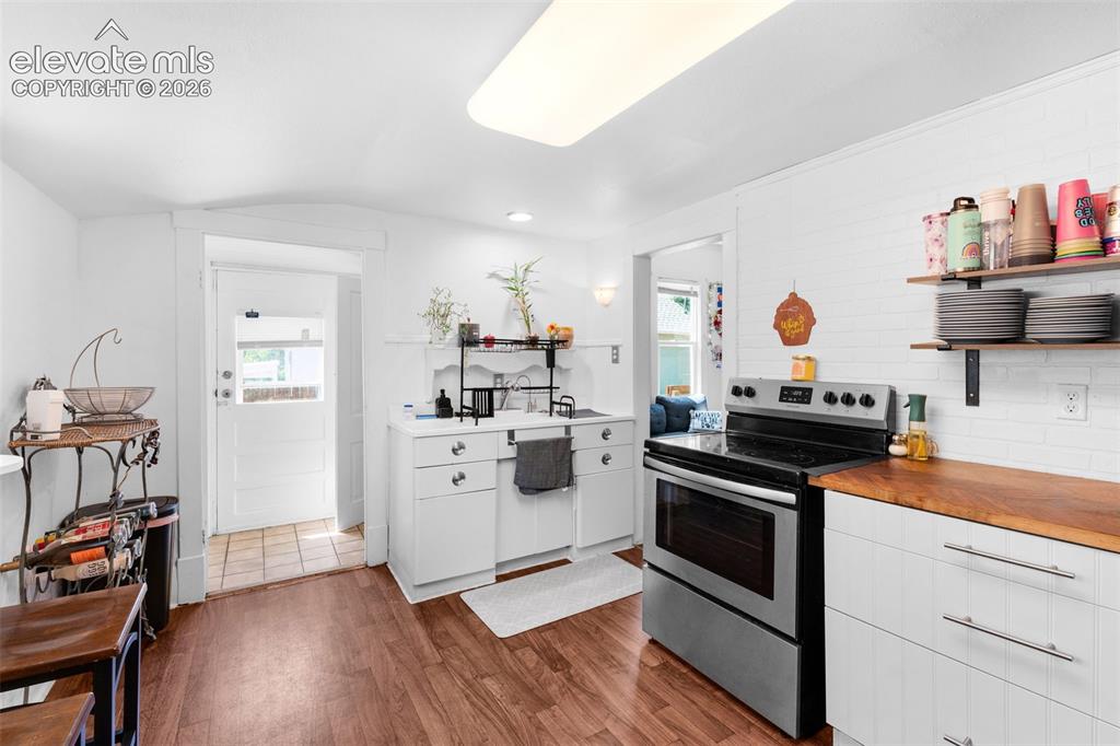 Image 7 of 27: Kitchen