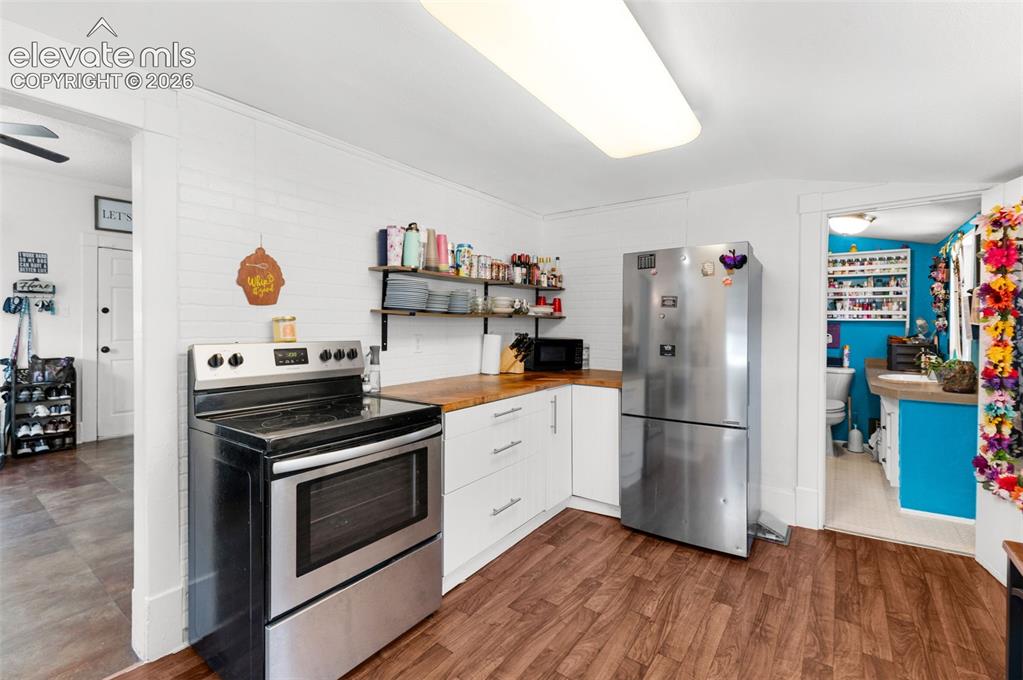 Image 8 of 27: Kitchen
