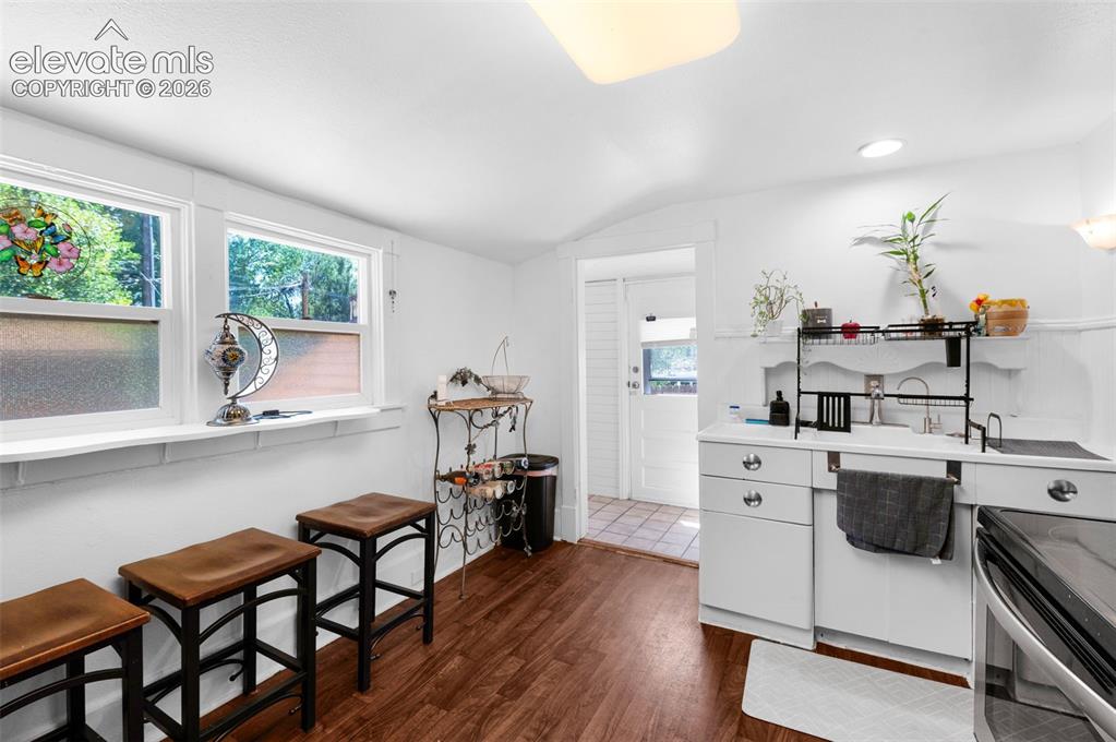 Image 9 of 27: Kitchen
