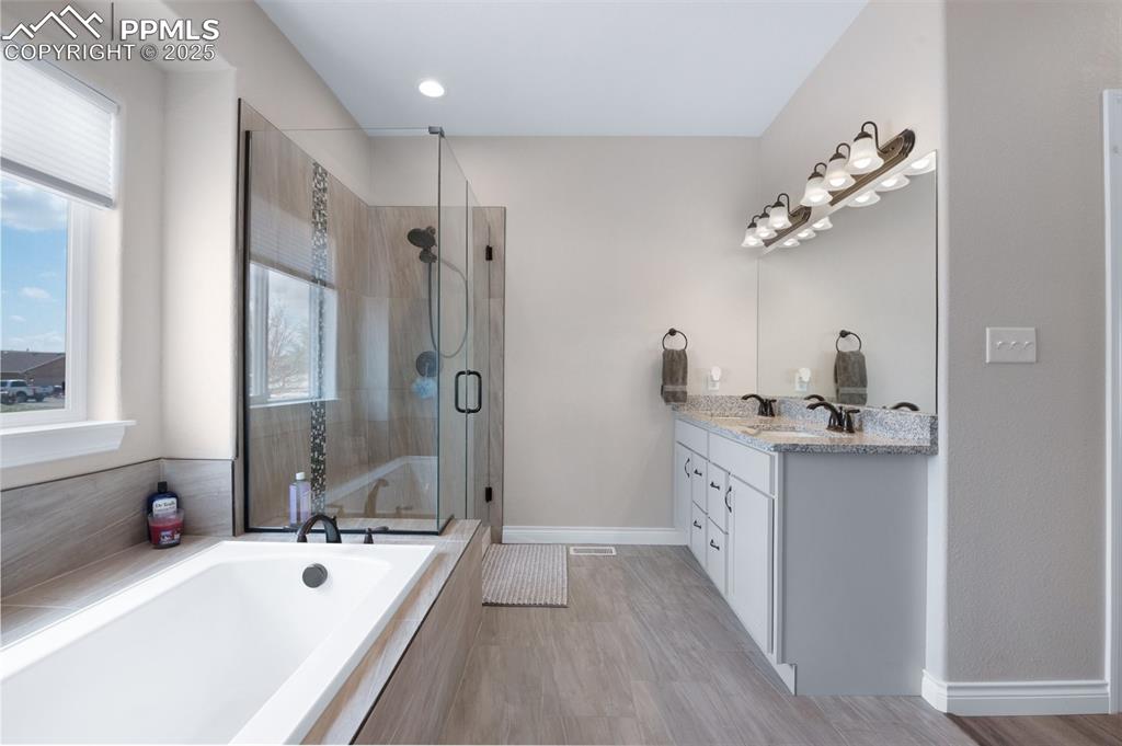 Image 17 of 34: Bathroom