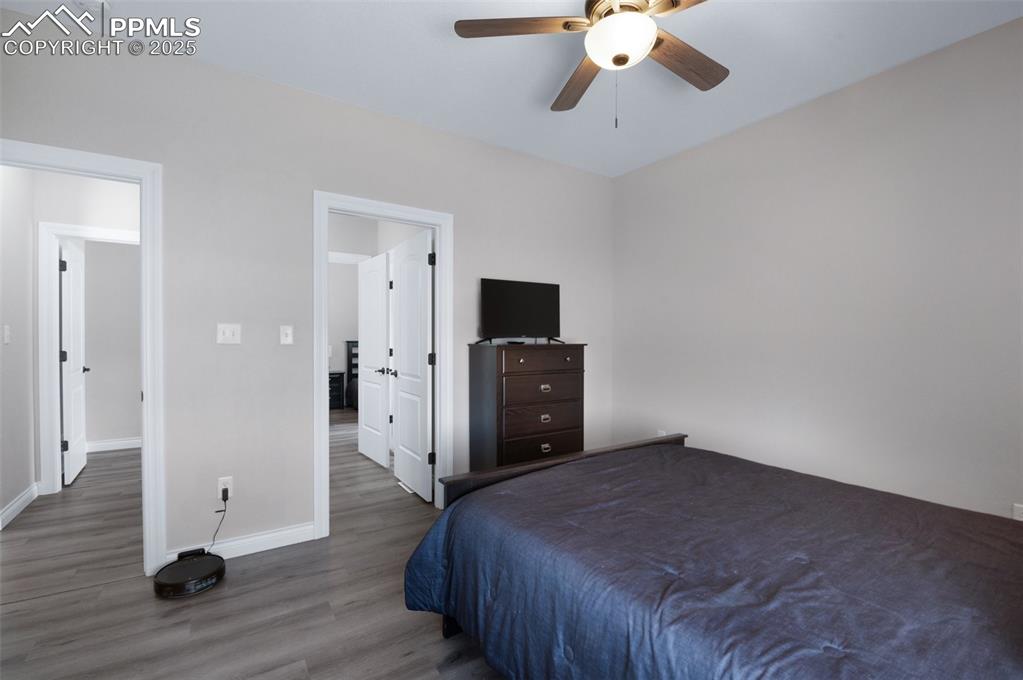 Image 19 of 34: Bedroom
