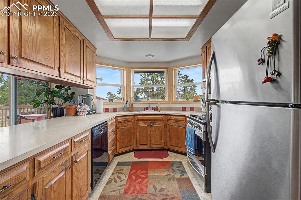 Image 11 of 34: Kitchen
