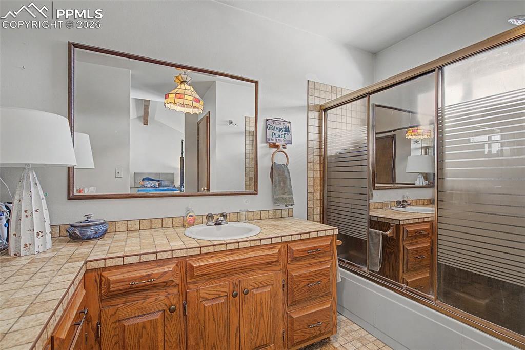 Image 17 of 34: Bathroom