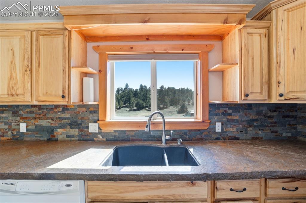 Image 12 of 28: Kitchen