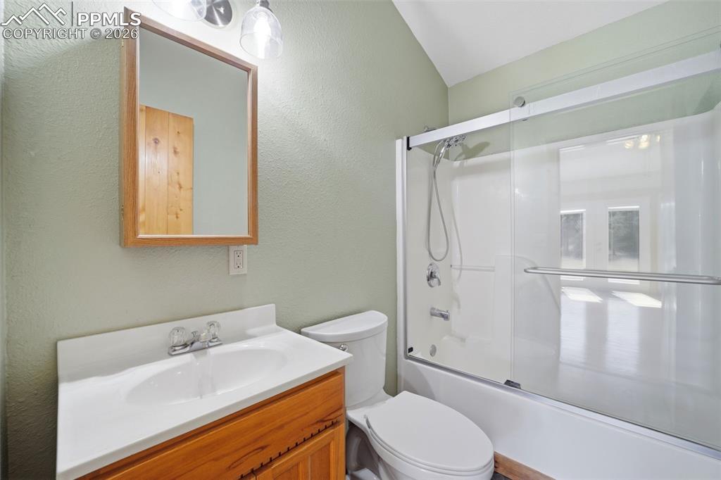 Image 13 of 28: Bathroom