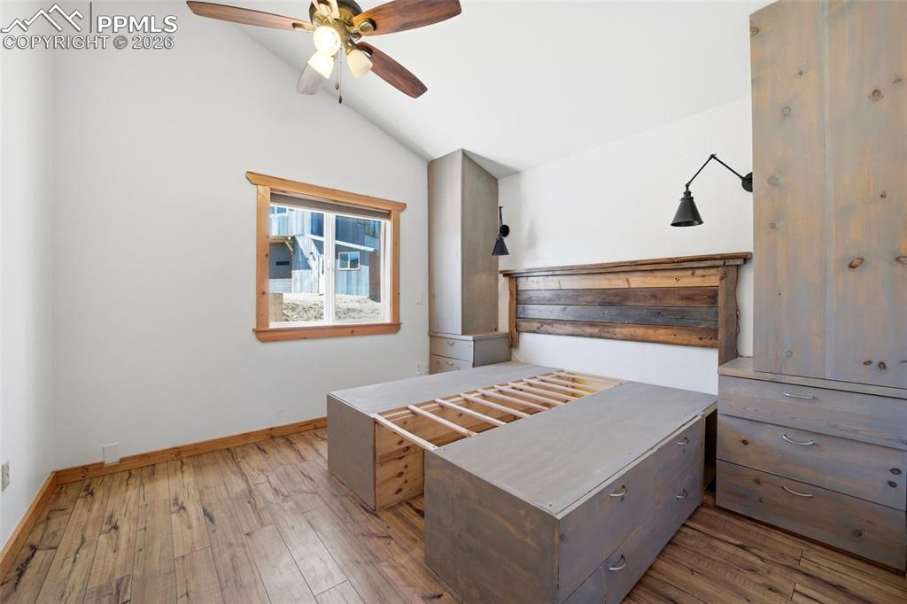 Image 17 of 28: Bedroom