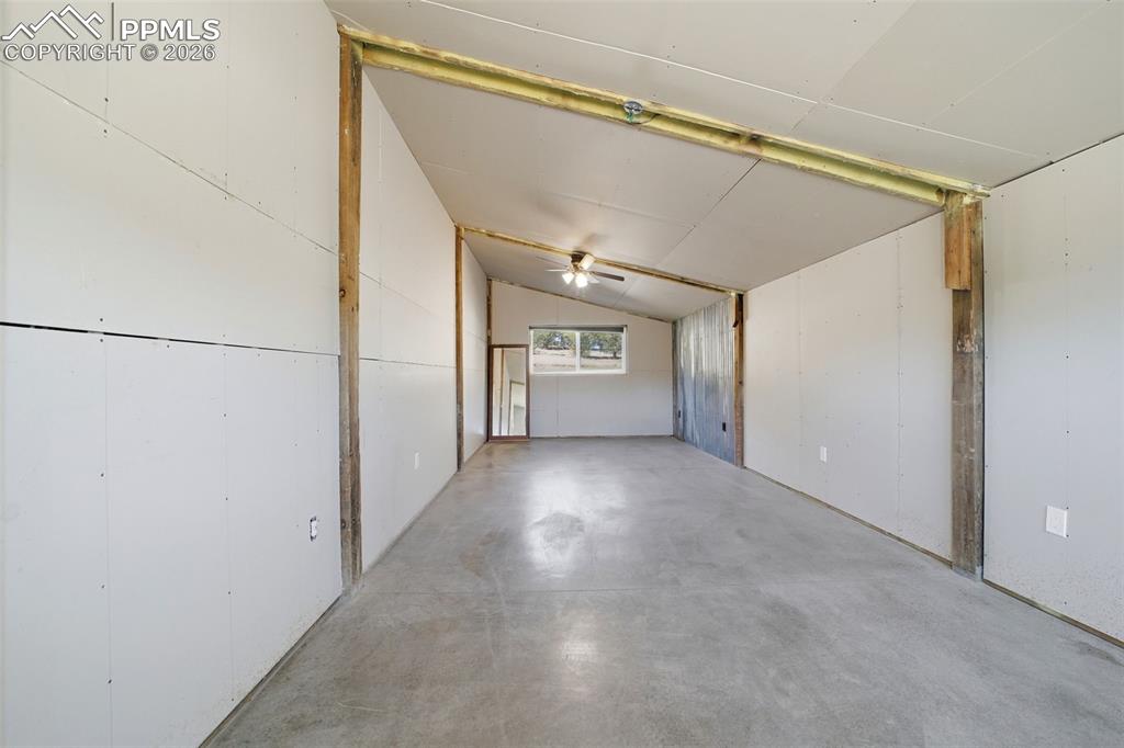 Image 21 of 28: Garage