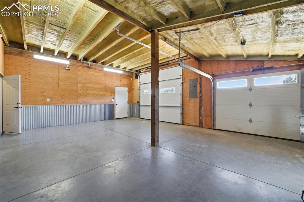 Image 24 of 28: Garage