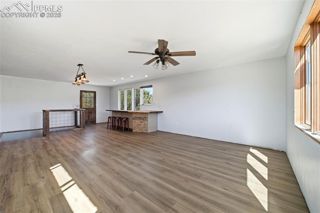 Image 27 of 28: Living Room