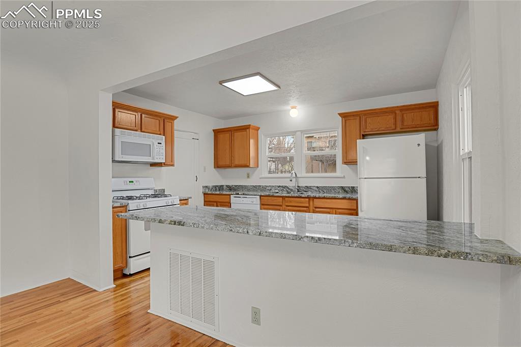 Image 12 of 31: Kitchen