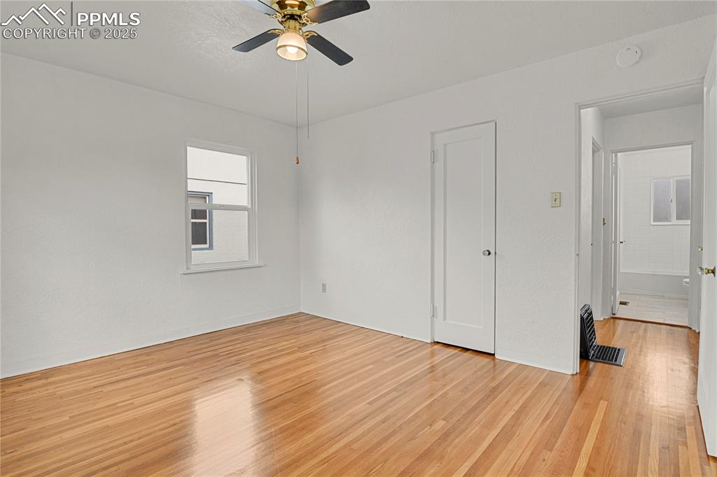 Image 18 of 31: Bedroom