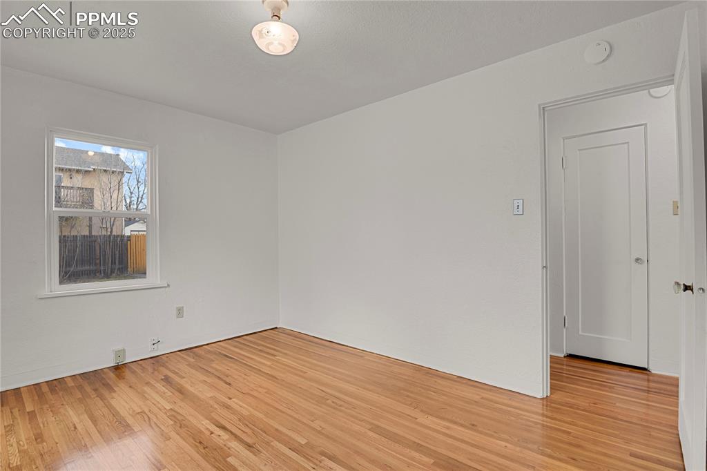 Image 23 of 31: Bedroom