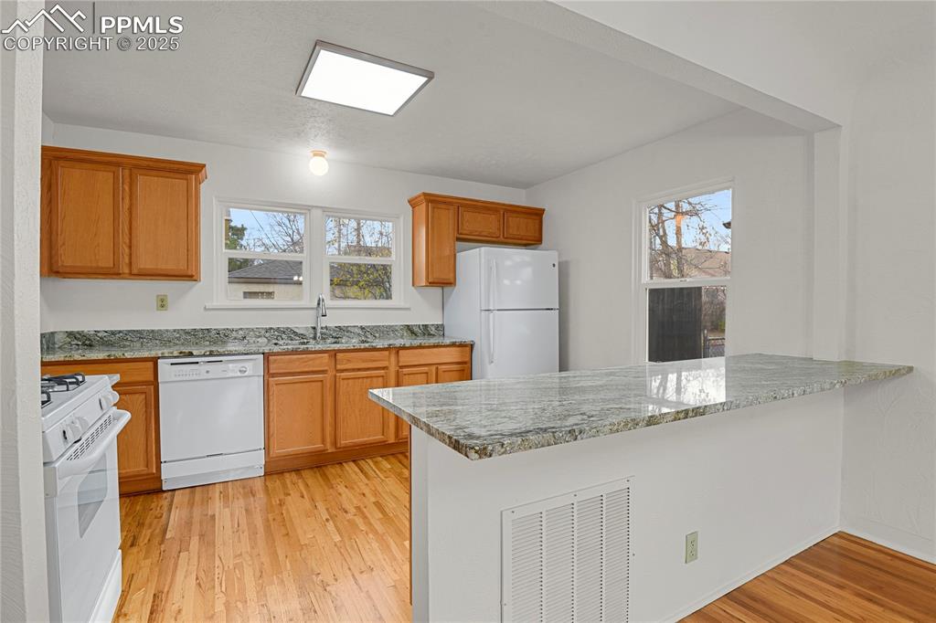 Image 8 of 31: Kitchen