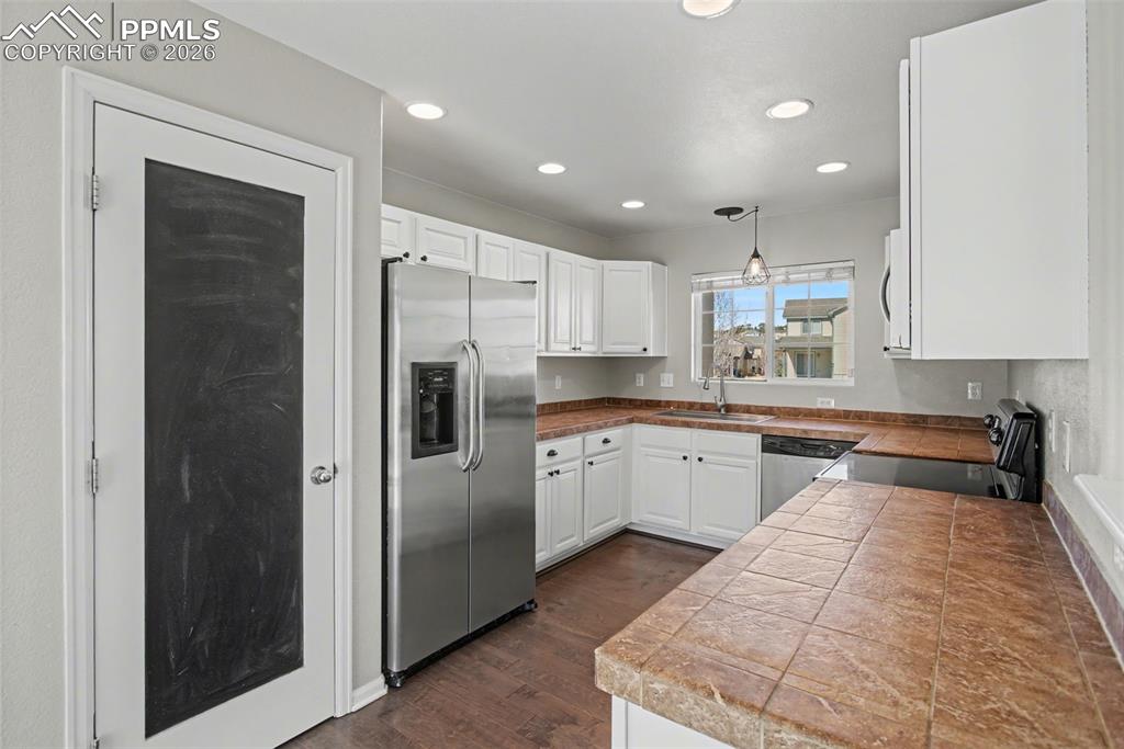 Image 15 of 36: Stainless Appliances