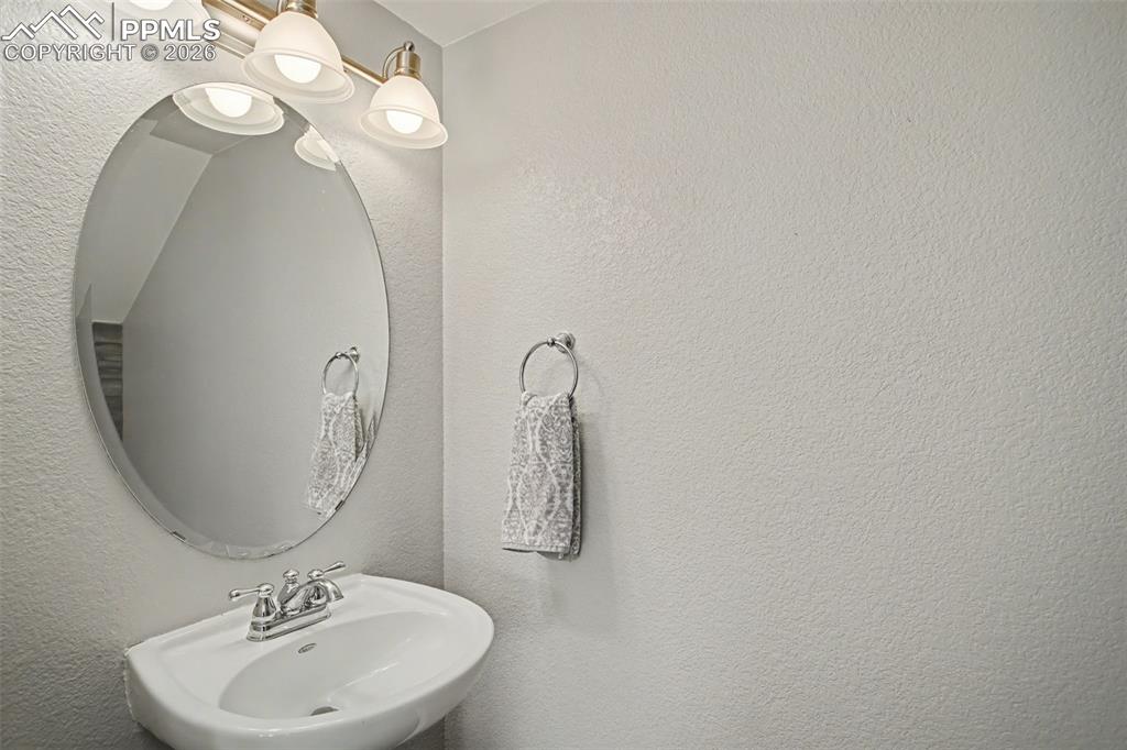 Image 18 of 36: Kitchen