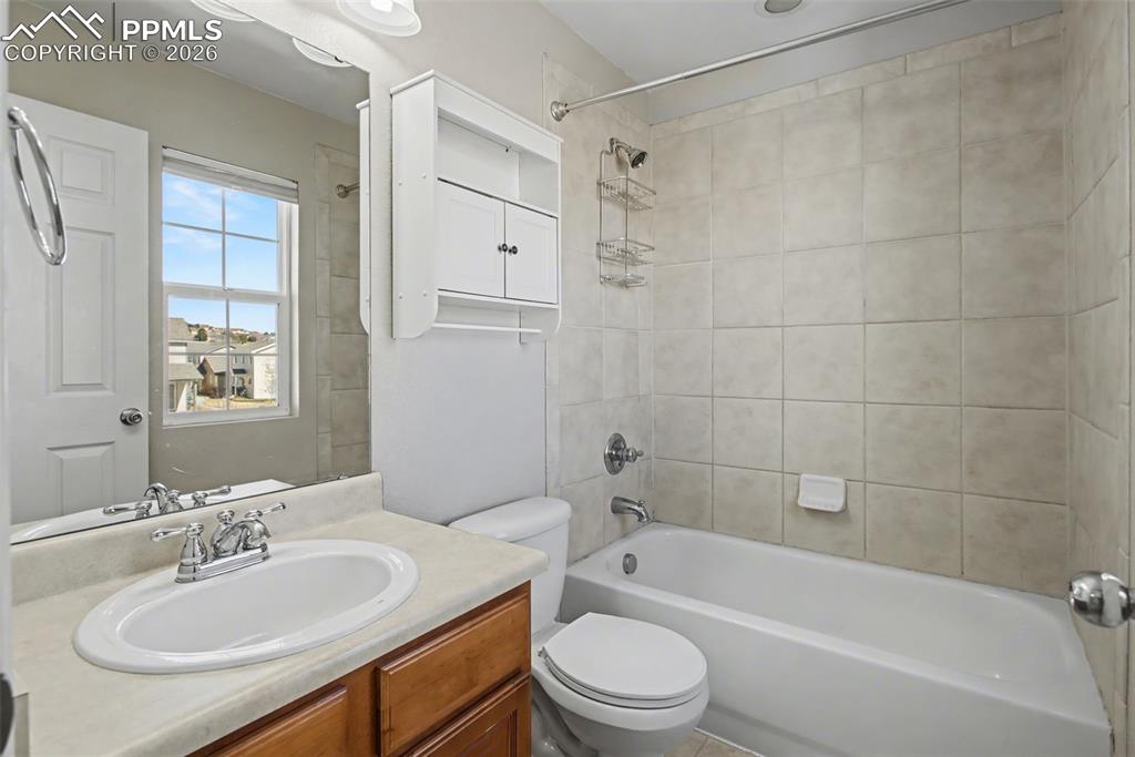 Image 30 of 36: Bedroom