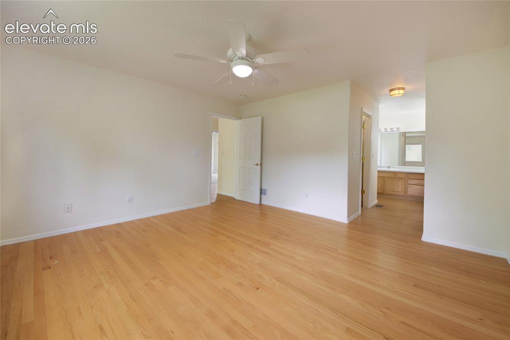 Image 19 of 36: Bedroom
