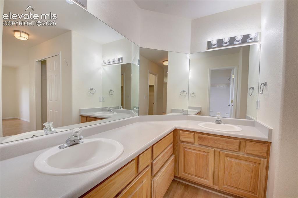 Image 21 of 36: Bathroom